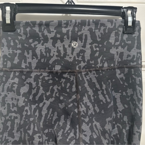 Lululemon Wunder Train High-Rise Tight 25” Gray Camo Print Leggings Size 6 - Picture 4 of 12
